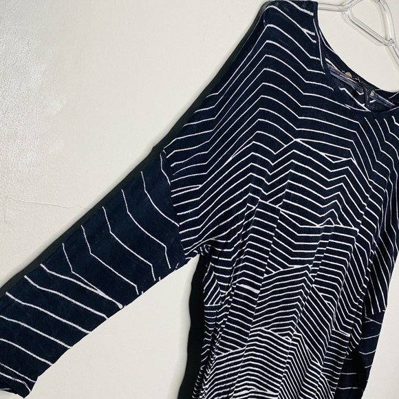 BCBG MaxAzria Sweater Women M Black White Striped Asymmetrical Hem - Picture 2 of 7